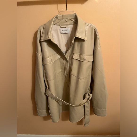 LAST CHANCE | Aritzia Babaton Ava Vegan Leather Shirt Jacket in Sand White - Picture 4 of 8